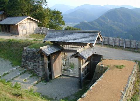 桝形門(内側から)と屯舎(左)